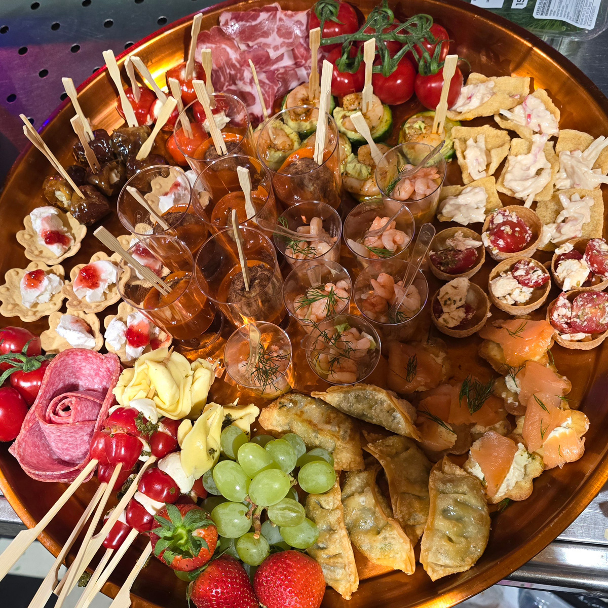 cateraars tilburg, borrel plank met gerechten erop